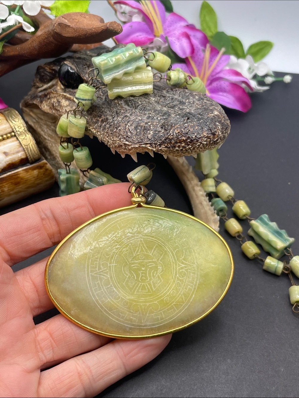 Mexican green onyx carved necklace vintage B7